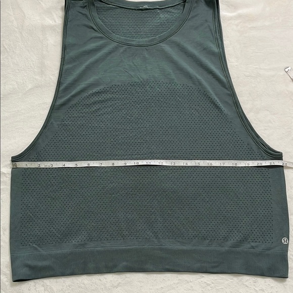 Lululemon Athletica Green Muscle Tee with Cut Out Design - Picture 7 of 10